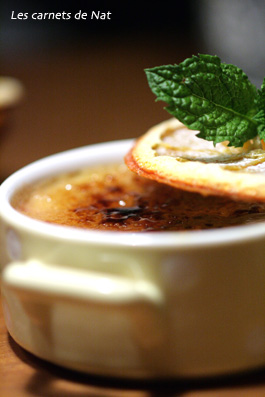 Petite crème brulée à la menthe sur petits morceaux de fraises…-1